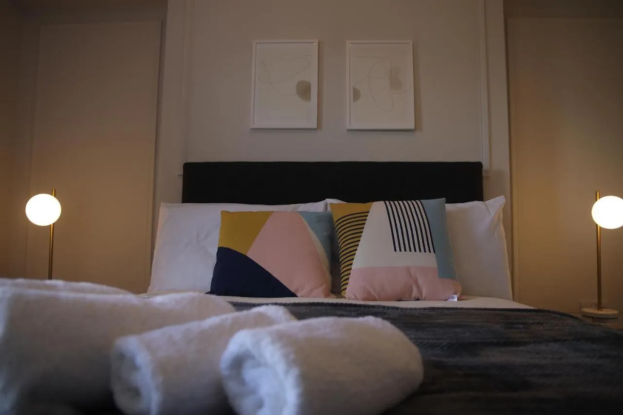 Crawford House- Scholarlee Living Apartments Cork 3*,